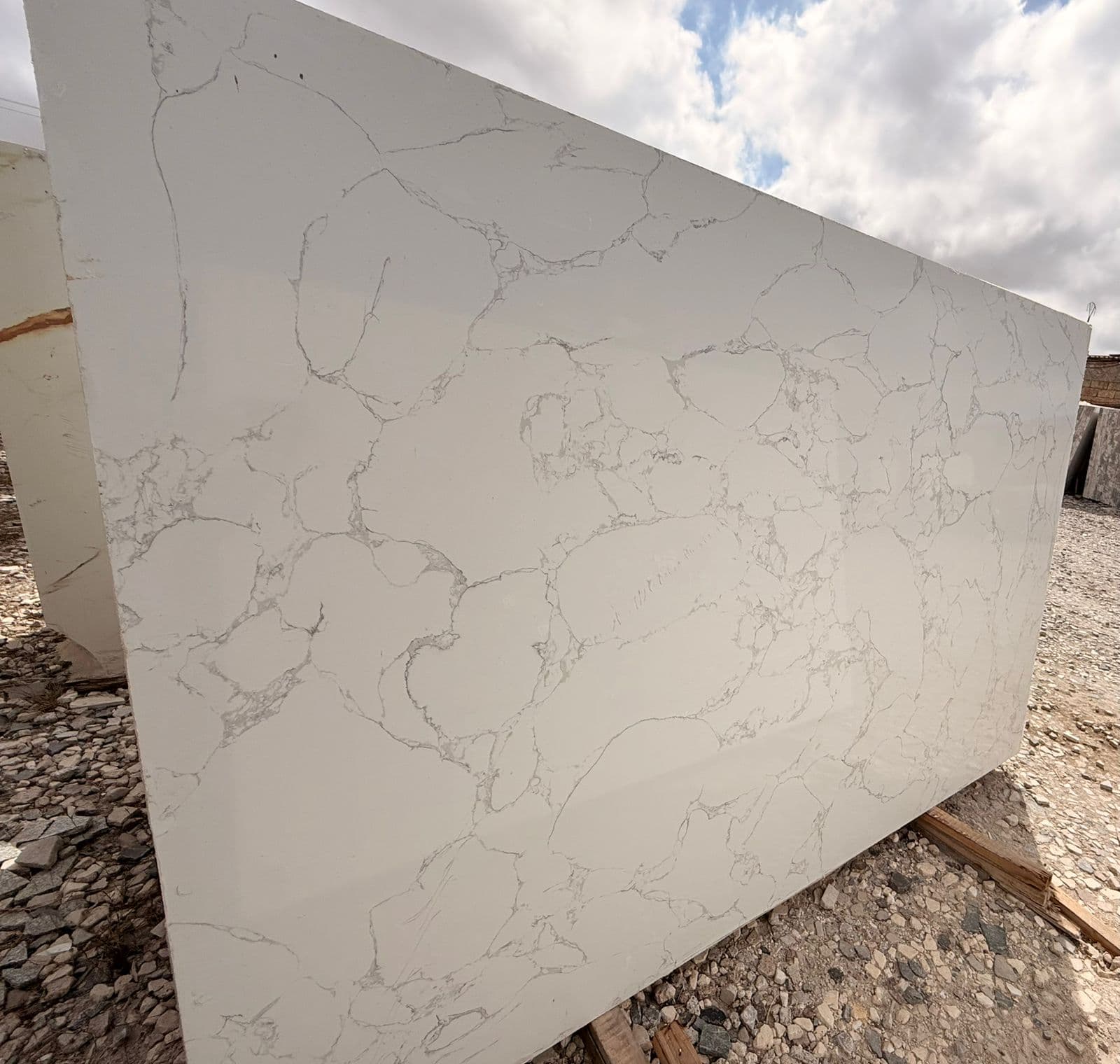Grande dalle blanche dressée contre le ciel